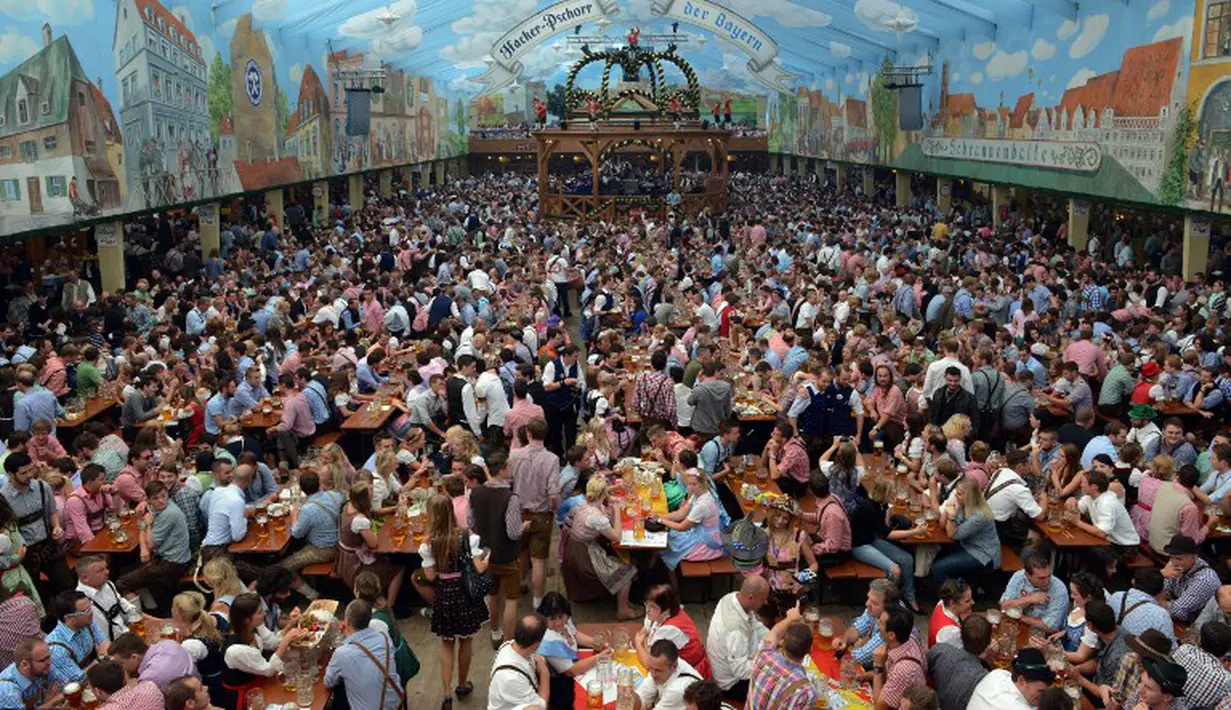 Oktoberfest adalah tradisi unik di Jerman. Ribuan orang berkumpul dan meminum bir bersama-sama, Jerman, Minggu (5/10/2014) (AFP PHOTO/CHRISTOF STACHE)