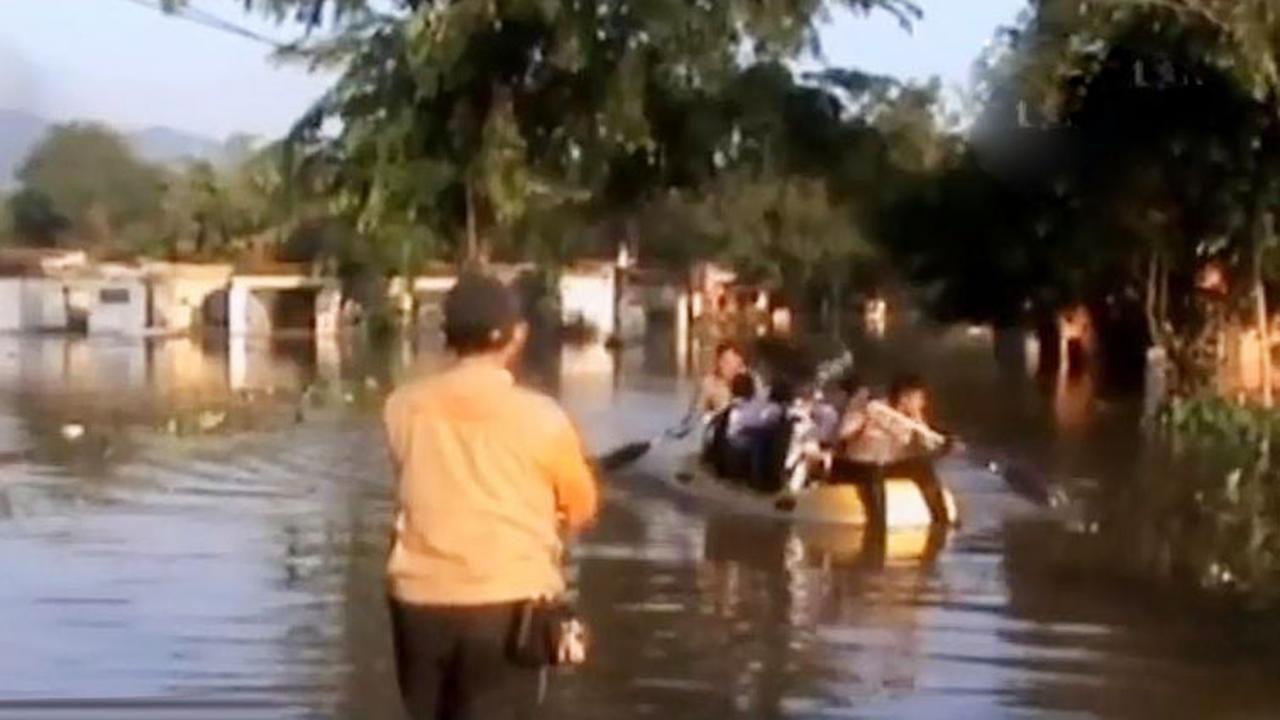 VIDEO: Ratusan Siswa Gunakan Perahu Karet untuk ke Sekolah