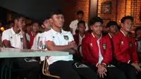 Sejumlah pemain Timnas Indonesia U-17 saat menyaksikan pengundian babak penyisihan grup Piala Dunia U-17 2023 dari salah satu restoran di Jakarta, Jumat (16/9/2023). (Bola.com/Abdul Aziz)