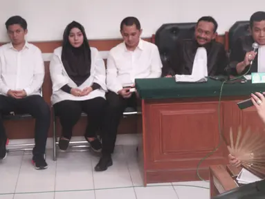 Penyanyi Syahrini bersaksi sambil memegang kipas pada sidang kasus First Travel di Pengadilan Negeri Depok, Jawa Barat, Senin (2/4). Saat memberikan kesaksian, Syahrini merasa kepanasan sehingga kipas-kipas dan membuka jaket (Liputan6.com/Herman Zakharia)