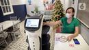 Robot pelayan mengantar pesanan pelanggan di Rasa Koffie, Pasar Baru, Jakarta, Kamis (13/1/2022). Robot tersebut telah diprogram sesuai dengan meja yang tersedia. (Liputan6.com/Faizal Fanani)