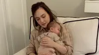 Sofa Shandy Aulia mencuri perhatian warganet saat dia menggendong bayinya (Dok.Instagram/@shandyaulia/https://www.instagram.com/p/B_FPRwUnQW5/Komarudin)