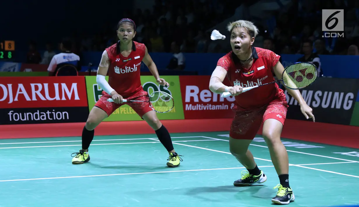 Ganda putri Indonesia Greysia Polii/Apriyani Rahayu mengembalikan kok ke arah Yuki FukuShima/Sayaka Hirota (Jepang) di 8 besar Indonesia Open 2018, Istora GBK, Jumat (6/7). Greysia/Apriyani kalah 14-21,20-22. (Liputan6.com/Helmi Fithriansyah)