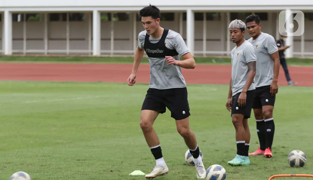 Pesepakbola Elkan Baggott (kiri) latihan bersama Timnas Indonesia di Lapangan Stadion Madya, Kompleks GBK, Jakarta, Rabu (10/11/2021). Timnas Indonesia akan melaksanakan pemusatan latihan dan dua laga uji coba di Turki sebagai persiapan menghadapi Piala AFF 2020. (Liputan6.com/Helmi Fithriansyah)
