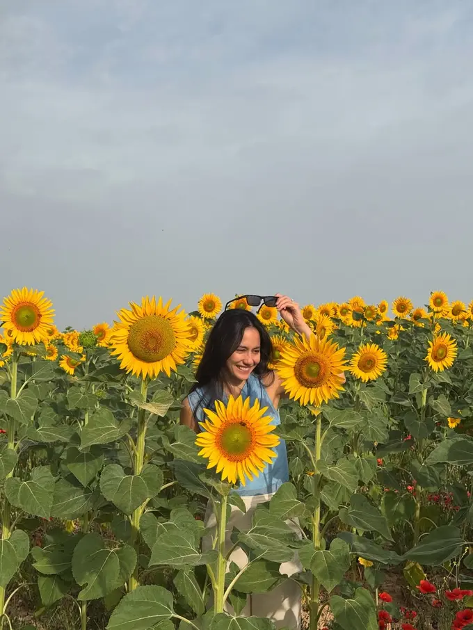 Gaya Kasual Stylish Pevita Pearce Berpose di Taman Bunga Matahari, Simpel tapi Tetap Memesona