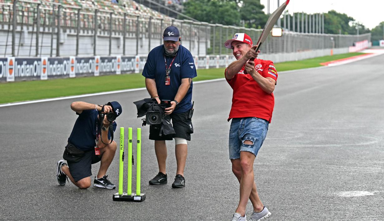 Pembalap Gasgas Factory Racing Tech3 asal Spanyol, Pol Espargaro, bermain kriket di lintasan menjelang Grand Prix MotoGP India di Sirkuit Internasional Buddh, Greater Noida, pinggiran New Delhi, pada 21 September 2023. (Money SHARMA/AFP)