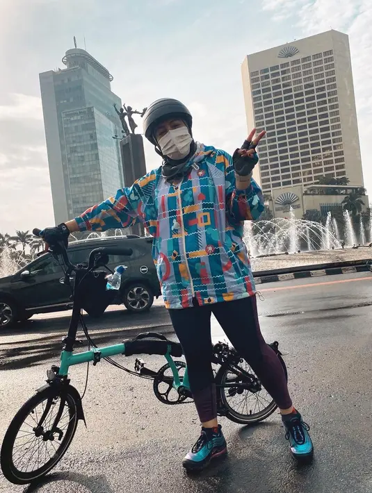 "Oh yah tambahan kl kata dokter ku di jaman pandemic gini nggak boleh diet2 takut si corona cepet menclok karena imun turun, jd mending katanya makan sehat, olah raga teratur dan happy", tambah caption nya. (Instagram/astridkuya)