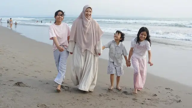 Natasha Rizky Liburan ke Bali bersama anak-anaknya ke pantai. [@natasharizkynew]