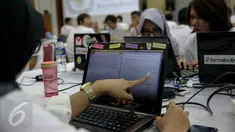 Peserta Apps Challange Code for Vote 4.0 mempersiapkan presentasi aplikasi pendukung Pilkada dalam kompetisi di Kantor KPU, Jakarta, Minggu (8/11). Menyambut Pilkada Serentak 9 Desember, KPU dan Perludem menggelar kompetisi (Liputan6.com/Faizal Fanani)