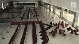 Petugas menata kursi di aula keberangkatan calon jemaah haji di Asrama Haji Pondok Gede, Jakarta, Kamis (4/7/2019). Panitia Penyelenggara Ibadah Haji embarkasi Pondok Gede siap menyambut jemaah haji kloter pertama DKI Jakarta yang dijadwalkan tiba pada Sabtu (6/7). (merdeka.com/Iqbal S Nugroho)