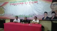 Rektor Universitas Taman Siswa (Unitas) menyampaikan klarifikasi terhadap kasus kematian mahasiswanya yang ikut pra diksar Menwa Palembang (Liputan6.com / Nefri Inge)