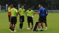 Pelatih Brunei Darussalam U-23, Steven Eng (kedua kanan) memberikan arahan usai latihan di Lapangan C Senayan, Jakarta, Selasa (24/3/2015). (Liputan6.com/Helmi Fithriansyah)