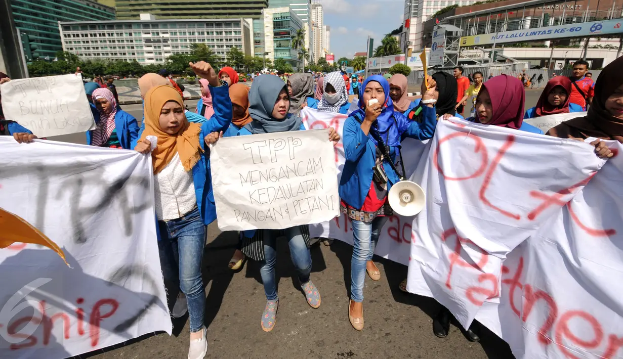 Sejumlah mahasiswi yang tergabung dalam Kopri PB PMII melakukan aksi di Bundaran HI, Jakarta, Minggu (13/3/2016). Dalam aksinya, mereka berjalan sambil membentangkan spanduk penolakan kebijakan tentang pemberlakukan TPP. (Liputan6.com/Helmi Fithriansyah)