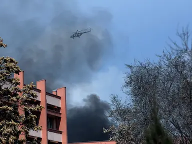 Helikopter militer Afghanistan terbang di atas rumah sakit militer terbesar di Kabul setelah insiden baku tembak di dalam gedung, Rabu (8/3). Sejumlah pria bersenjata memakai seragam dokter menyerbu RS tersebut. (AP Photos/Massoud Hossaini)