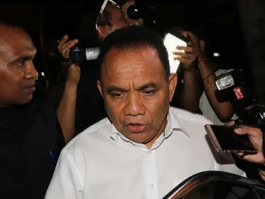 Gubernur Nusa Tenggara Timur (NTT) Frans Lebu Raya seusai menjalani pemeriksaan oleh penyelidik di Gedung KPK, Jakarta, Rabu (10/5). (Liputan6.com/Helmi Afandi)