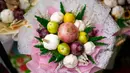 Seorang pekerja membuat karangan bunga yang terbuat dari bawang merah, tomat, dan bawang putih di pasar bunga di Manila, Filipina, Senin (13/2/2023). Buket tersebut merupakan bagian dari gimmick Hari Kasih Sayang oleh seorang pemilik toko bunga yang mengatakan lebih praktis daripada memberi bunga karena Anda bisa memasaknya setelah itu. (AP Photo/Aaron Favila)