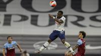 Pemain Tottenham Hotspur, Serge Aurier, menyundul bola saat melawan West Ham United pada laga Premier League di Stadion Tottenham Hotspur, Selasa (23/6/2020). Tottenham menang 2-0 atas West Ham. (AP/Kirsty Wigglesworth)