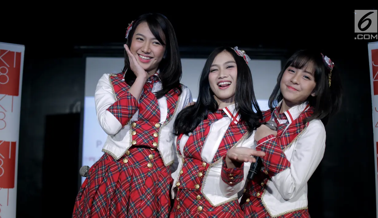 Melody JKT48 (tengah) foto bersama Shania JKT48 (kiri) dan Zara JKT48 (kanan) saat jumpa pers konser Melody Graduation di Jakarta, Jumat (16/3). Manajemen menyiapkan konser Melody Graduation pada 24 Maret jelang kelulusannya. (Liputan6.com/Faizal Fanani)