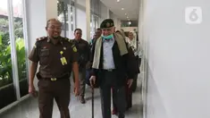 Kivlan Zen (kanan) jelang untuk memberikan kesaksian dalam sidang lanjutan kasus kepemilikan senjata api ilegal di Pengadilan Negeri Jakarta Pusat, Rabu (5/2/2020). Sidang untuk terdakwa Azwarni ditunda karena alasan kesehatan Kivlan Zen. (Liputan6.com/Herman Zakharia)