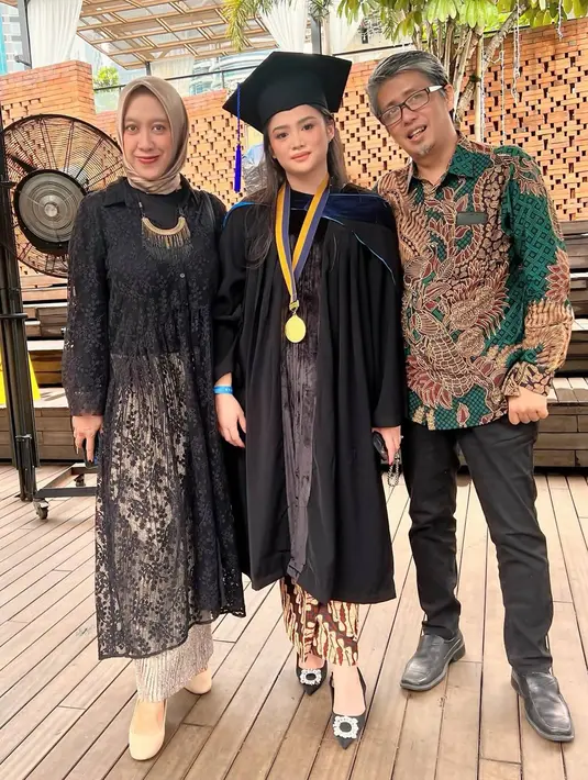 Momen kelulusannya ini pun menjadi salah satu momen langka untuk berkumpul keluarga bersama ayah kandungnya. Apalagi Tiara cukup jarang mengekspose kehidupan pribadinya bersama keluarga dalam media sosial Instagram. (Liputan6.com/IG/@mulanjameela1)