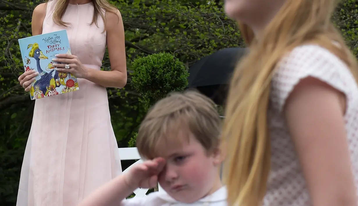 Ekspresi Melania Trump usai membacakan cerita anak saat perayaan Paskah ke-139 di halaman selatan Gedung Putih, Washington, Senin (17/4). Acara Paskah tahunan ini juga dimeriahkan dengan lomba menggelindingkan telur. (AP Photo/Carolyn Kaster)