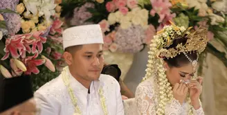 Pesinetron Puadin Redi dan Ryana Dea resmi menjadi sepasang suami istri. Meski Puadin sempat mengulang, akhirnya pasangan ini resmi menjadi suami istri tepat pukul 16.30 WIB. (Galih W. Satria/Bintang.com)