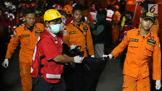 Kantong Jenazah Kembali Diturunkan dari KN SAR Sadew