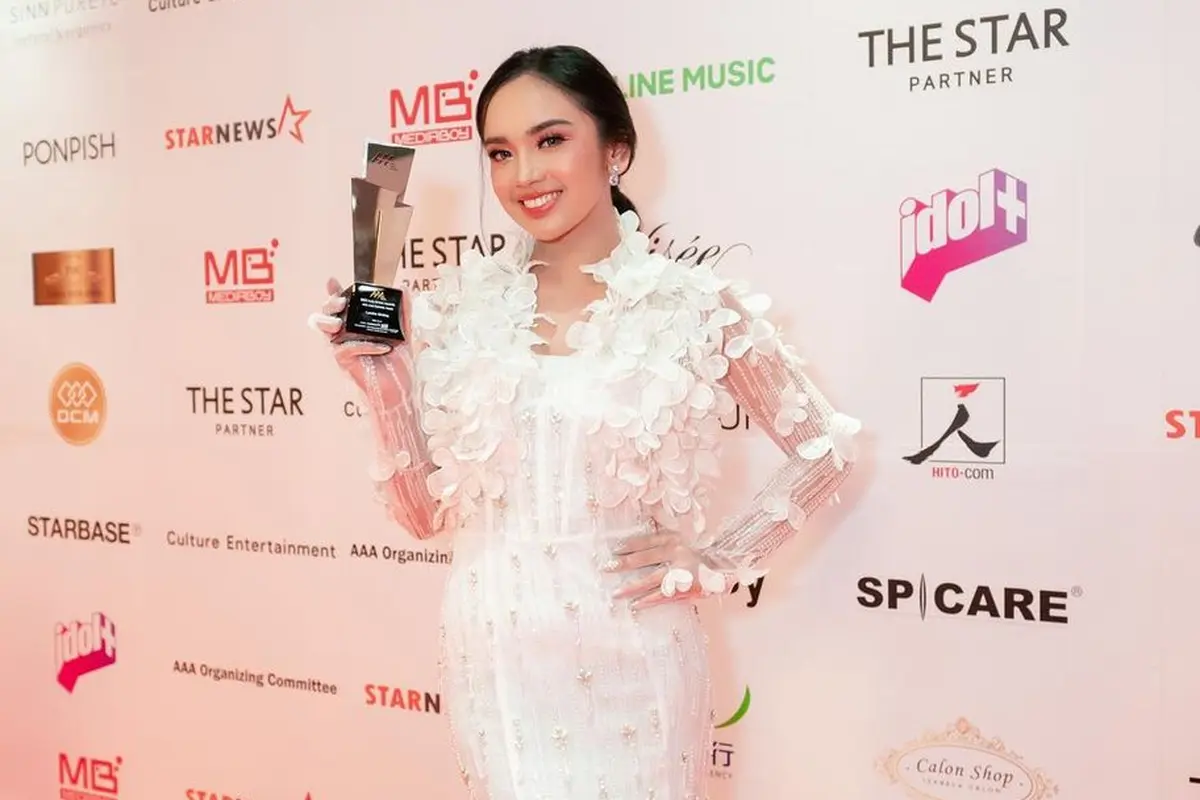 Lyodra Ginting Tampil Secantik Bidadari dengan Gaun Putih di Asia Artist Award 2022