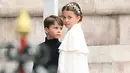 <p>Pada kesempatan ini, Princess Charlotte juga mengenakan dress rancangan Alexander McQueen dengan potongan bergaya cape putih. Sepatu flat shoes bergaya mary jane mempermanis tampilannya. Head pieces dengan aksen daun semakin menyempurnakan gayanya. [Foto: Instagram/ Kate_middleton_royal]</p>