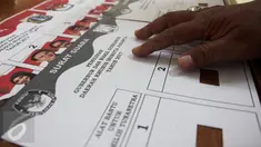 Petugas KPU menunjukan surat suara untuk pemilih tunanetra dengan huruf braile di Kantor KPU, Kebon Jeruk, Jakarta, Kamis (2/2). (Liputan6.com/Yoppy Renato)
