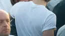 Pria yang digosipkan menjalin hubungan dengan Ellie Goulding ini sedang tertangkap kamera bersama seorang wanita. Niall juga mencium dan memeluk wanita itu dengan mesra. (Suns/Bintang.com)