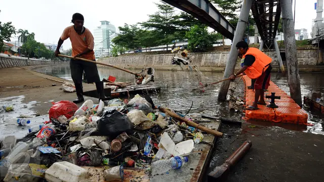 20161010-Setiap Hari 90 hingga 220 Ton Sampah Diangkat Dari Badan Air-Jakarta