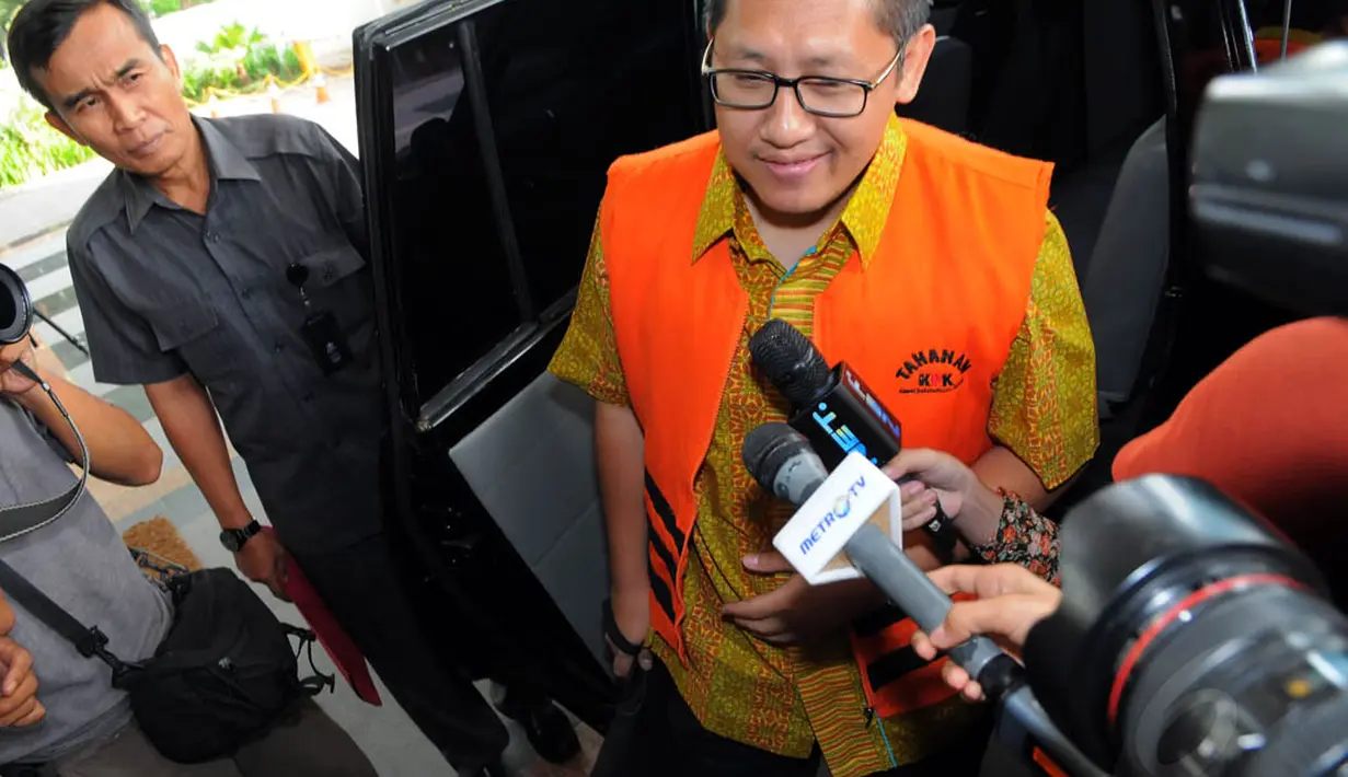 Anas Urbaningrum juga tidak bersedia menjelaskan berapa harga batik miliknya yang sudah disita KPK pada Selasa (6/5/14) lalu. (Liputan6.com/Faisal R Syam)