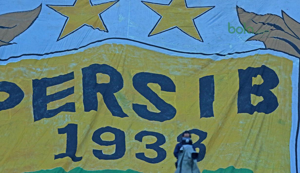 Bobotoh membentangkan banner raksasa saat mendukung Persib Bandung melawan Mitra Kukar pada laga Liga 1 Indonesia di GBLA, (8/4/2018). Persib Bandung menang 2-0. (Bola.com/Nick Hanoatubun)