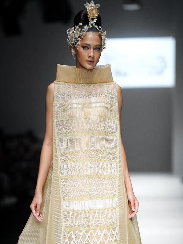 Paula Verhoeven terlihat begitu cantik dan menawan saat mengenakan dress bernuansa gold serta mengenakan aksesoris di kepalanya. (Liputan6.com/IG/@paula_verhoeven)