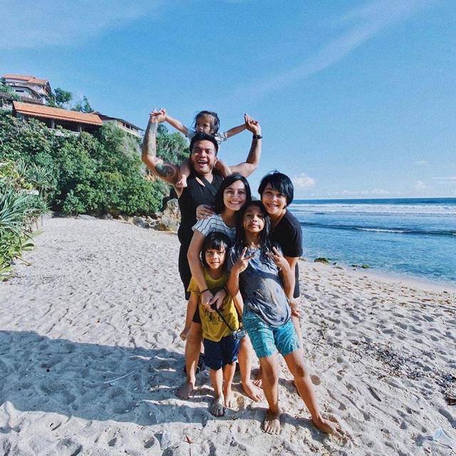 Poligami, Ini 7 Potret Harmonis Erix Soekamti dengan Istri Pertama