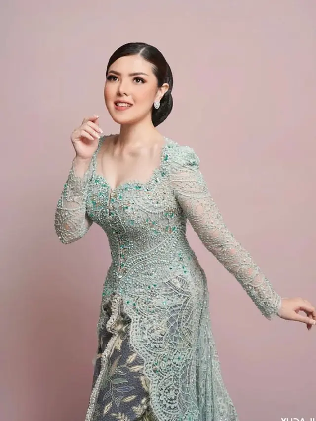 10 Potret Tina Toon Usai Turun BB 25 Kg, Tampil Menawan Pakai Kebaya hingga Cheongsam