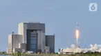 Roket Falcon 9 meluncur ke angkasa membawa satelit Republik Indonesia (SATRIA-1) dari Cape Canaveral Space Launch Complex SLC 40, Florida, AS, Minggu (18/6/2023).(Liputan6.com/Ilyas Istianur Praditya)