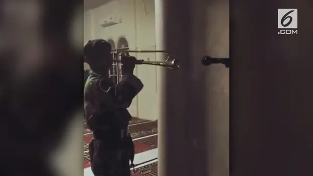 Seorang kakek punya cara unik membangunkan orang sahur dengan trompet kenegaraan.