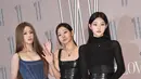 Tiga member Kiss of Life, dari kiri ke kanan ada Belle, Julie dan Haneul kompak kenakan busana bersiluet slim fit. Elegan banget! [Dok/Newsen].