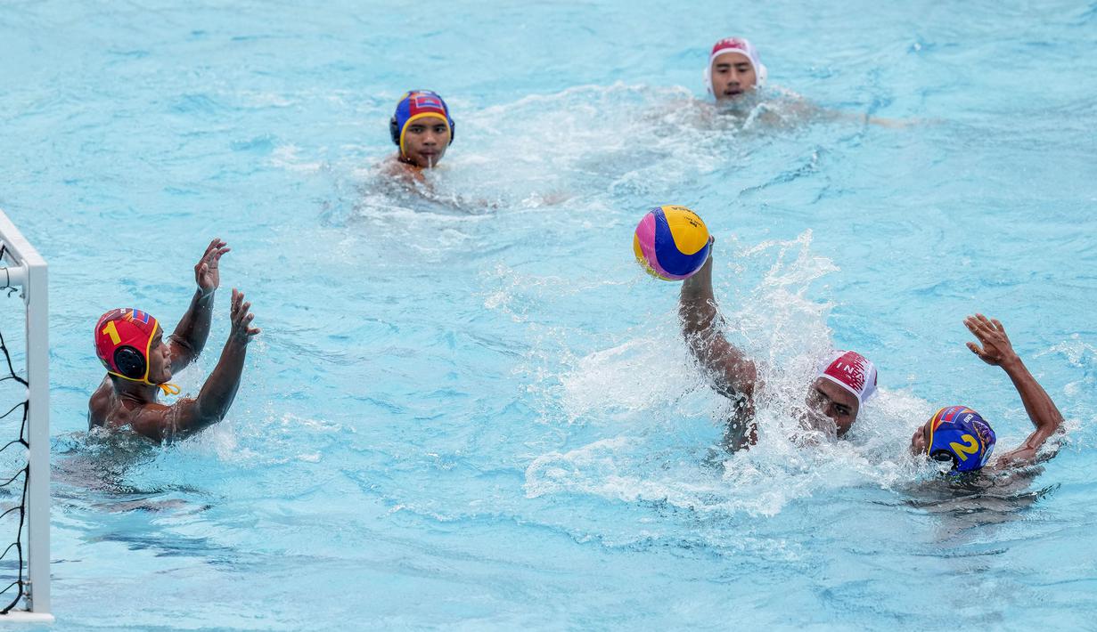 Pemain Tim Polo Air Indonesia, Ahmad Fauzi (kedua kanan) berusaha membobol gawang Tim Polo Air Kamboja pada nomor polo air putra SEA Games 2023 di Phnom Penh, Kamboja, Jumat (13/05/2023). Indonesia menang telak dengan skor 37-2. (AP Photo/Tatan Syuflana)