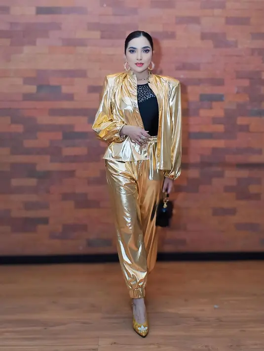Sebagai aksesori, Ashanty jinjing Gucci Bamboo 1947 mini bag hitam berantai gold dan heels Gucci [@ashanty]