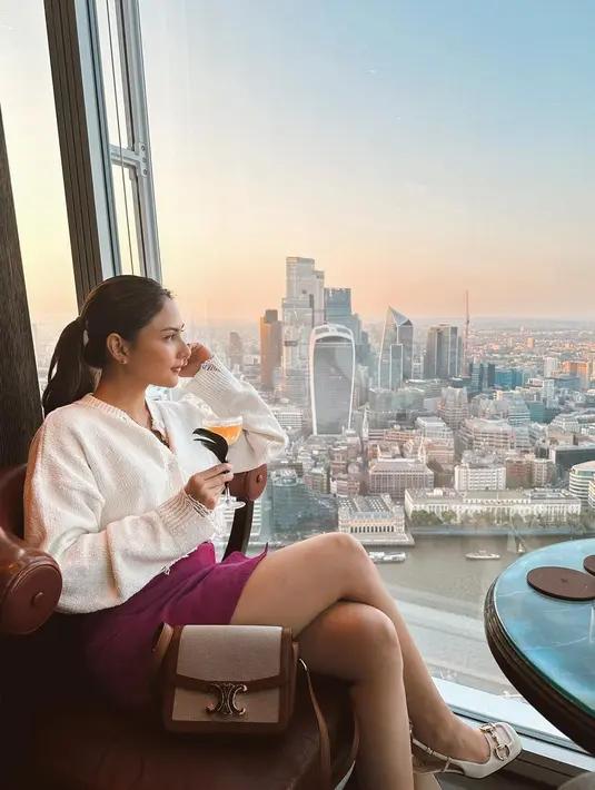 Kenakan rok fuschia dan atasan lengan panjang, Jessica Mila pancarkan vibes mewah [@jscmila]