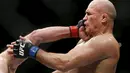 Petarung Ben Rothwell memukul muka Junior Dos Santos (kanan) dalam pertarungan kelas berat Ultimate Fighting Championship (UFC) di Arena Zagreb, Zagreb, Kroasia, (10/4/2016). (Reuters/Antonio Bronic)