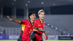 Pemain Timor Leste U-20, Luis Figo (kiri) melakukan selebrasi setelah mencetak gol ke gawang Timnas Indonesia U-20 pada laga Grup F Kualifikasi Piala Asia U-20 2025 di Stadion Madya, Senayan, Jakarta, Jumat (27/09/2024). (Bola.com/Bagaskara Lazuardi)
