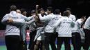 <p>Pebulu tangkis tunggal putra India Srikanth Kidambi, tengah, dan rekan setimnya merayakan kemenangan atas tunggal putra Indonesia Jonatan Christie pada final putra turnamen bulu tangkis Piala Thomas 2022 di Impact Arena, Bangkok, Thailand, Minggu (15/5/2022). Kidambi Srikanth lalu memastikan kemenangan usai menaklukkan Jonatan Christie 21-15, 23-21. (AP Photo/Sakchai Lalit)</p>