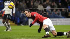 Manchester United's Dimitar Berbatov heads the goal during English Premier league match against Bolton Wanderers' at The Reebok Stadium, Bolton, on January 17, 2009. AFP PHOTO/ANDREW YATES