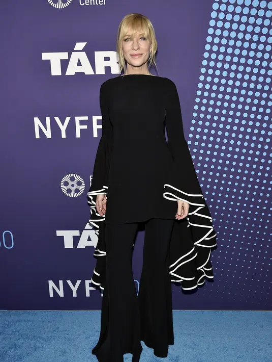 Cate Blanchett berpose saat menghadiri pemutaran perdana film "Tár" selama Festival Film New York ke-60 di Alice Tully Hall di New York pada Senin, 3 Oktober 2022. Blanchett menjaga aksesorinya tetap sederhana, hanya mengenakan satu set cincin perak untuk acara tersebut. (Photo by Evan Agostini/Invision/AP)