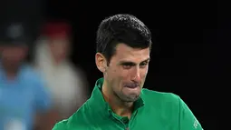 Petenis Serbia, Novak Djokovic menjadi emosional saat berbicara tentang kematian Kobe Bryant setelah dirinya memenangkan pertandingan perempat final tunggal putra melawan Milos Raonic pada Australia Terbuka di Melbourne, Selasa (28/1/2020). (Greg Wood/AFP)