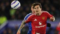Bek Manchester United asal Swedia #02, Victor Lindelof (Kanan), berebut dengan penyerang Leicester City asal Inggris #09, Jamie Vardy (Kiri), selama pertandingan Liga Primer Inggris antara Leicester City dan Manchester United di Stadion King Power di Leicester, Inggris bagian tengah pada tanggal 16 Maret 2025. (Adrian Dennis/AFP)